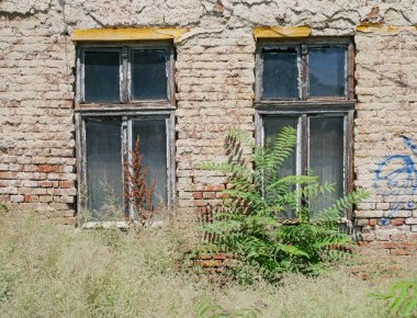 Şehirdeki eski harabe ev