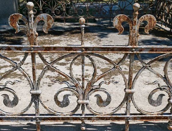Stare Ozdobne Metalowe Ogrodzenie Cmentarzu Publicznym — Zdjęcie stockowe