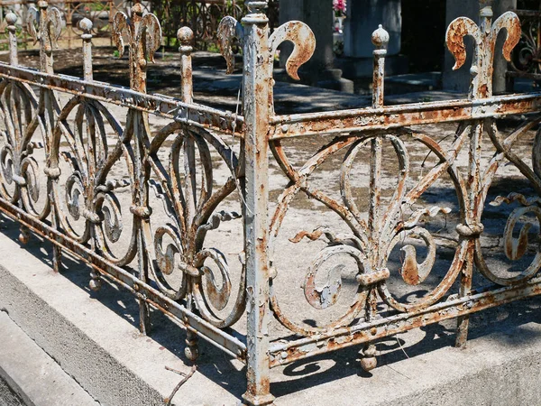 Starý Ozdobný Kovový Plot Veřejném Hřbitově — Stock fotografie
