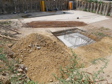 İnşaat alanı yeni bir ev inşa ediyor.