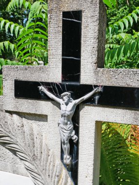 İsa heykelciği halk mezarlığında bir mezar taşında