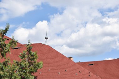 Bir evin çatısı ve gökyüzündeki bulutlar