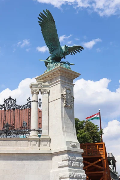 Turul Bird Statue Pole Budapest City Hungary — Fotografia de Stock