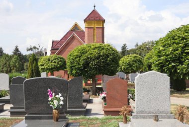 Mezar taşları ve bir şapel genel mezarlığı