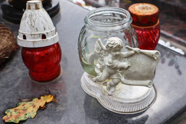 Mezarlıktaki mezar taşındaki melek heykelciği.