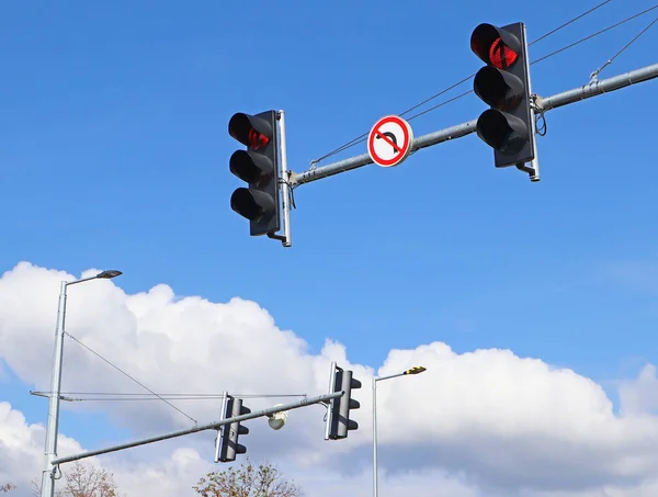 Kırmızı Trafik Işıkları Yol Ayrımında — Stok fotoğraf