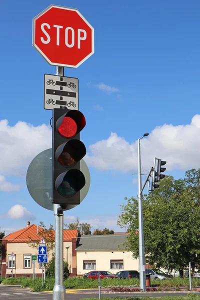 Rote Ampel Und Stoppschild Der Kreuzung — Stockfoto