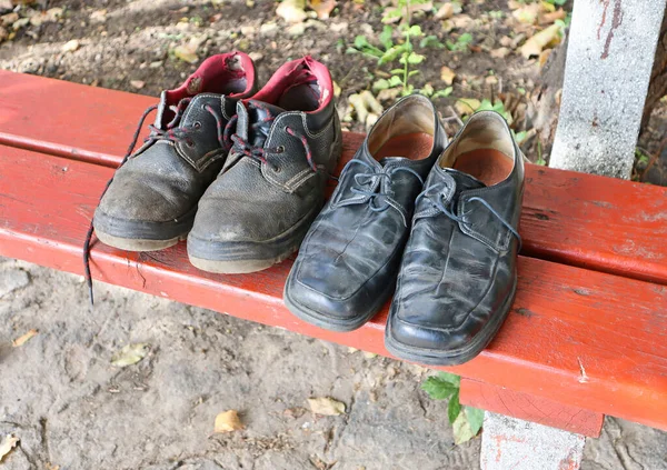 Old Ruined Shoes Park Bench — Stock Photo, Image