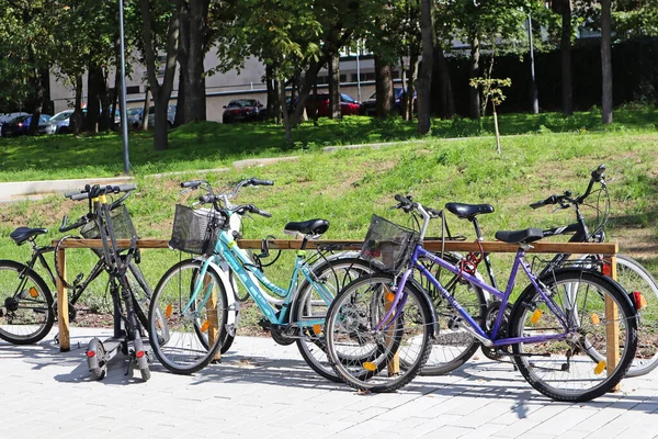 Bicicletas Estacionamiento —  Fotos de Stock