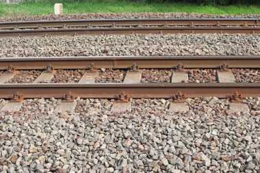 Demiryolu ve taşlar paslı demiryolu ile