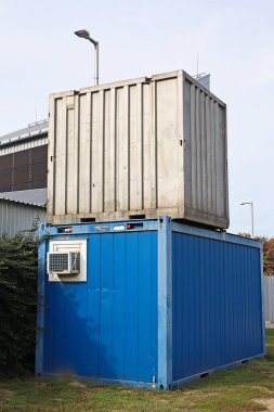 İnşaat alanında büyük metal kaplar var.
