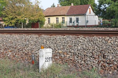 Bir demiryolunun yanındaki mil taşında fener var.