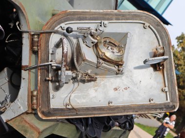 Bir Rus askeri aracının kapısını aç.