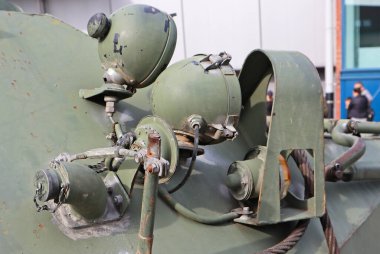 Rus askeri kara aracının aydınlatma ekipmanları.