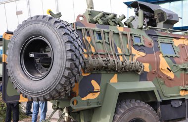 Askeri bir aracın yan görüntüsü