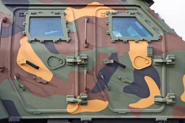 Askeri bir aracın kapıları.