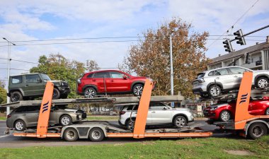 Yeni arabalı bir nakliye karavanı.