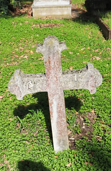 Grabsteine Auf Dem Öffentlichen Friedhof Herbst — Stockfoto