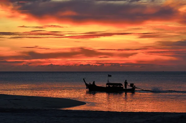 Long-tailed boat during sunset — Stock Photo, Image