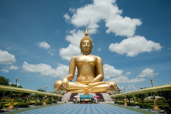Grande Buda no templo de Muang, Angthong, Tailândia — Fotografia de Stock