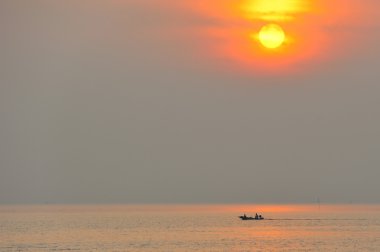 gün batımı sırasında uzun kuyruklu tekne