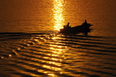 dalgalı dalga ile tekne