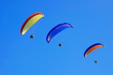 drie paramotor vliegen