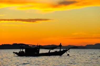 Günbatımı ile tekne