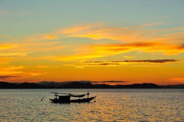 Günbatımı ile tekne