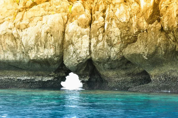 Agujero de roca con mar Imagen de archivo