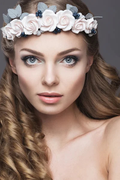 A woman with a wreath of flowers on her head — Stock Photo, Image