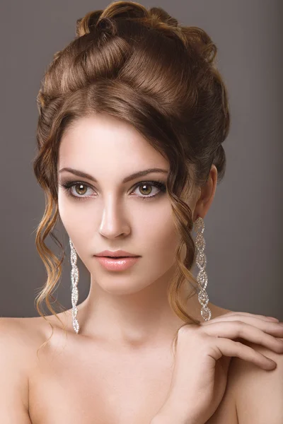 Beautiful woman with evening make-up and hairstyle — Stock Photo, Image