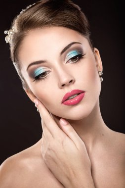 güzel bir kız ile parlak bir makyaj ve akşam saç modeli