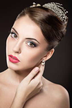 güzel bir kız ile parlak bir makyaj ve akşam saç modeli