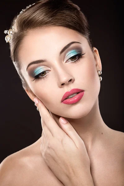 Hermosa chica con maquillaje brillante y peinado de noche — Foto de Stock