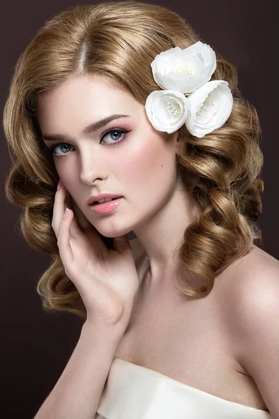 En vacker kvinna med blommor på hennes huvud — Stockfoto