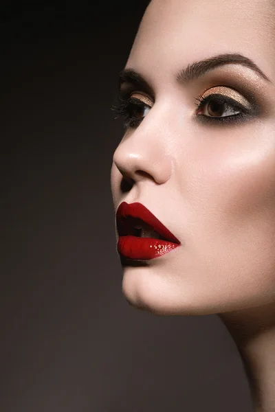 Vacker kvinna med röda läppar — Stockfoto