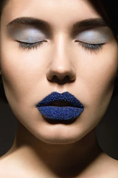 Gyönyörű lány a szokatlan kék ajkak — Stock Fotó