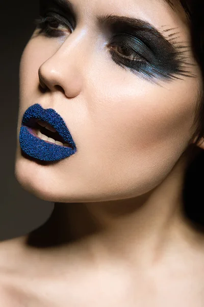 Красивая девушка с необычными голубыми губами — стоковое фото
