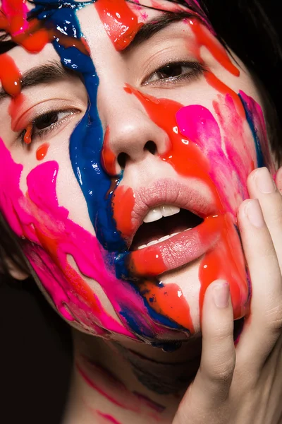 Дівчина з фарбою на обличчі — стокове фото