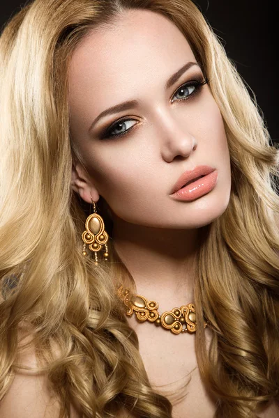 Vacker blond tjej med perfekt hud — Stockfoto