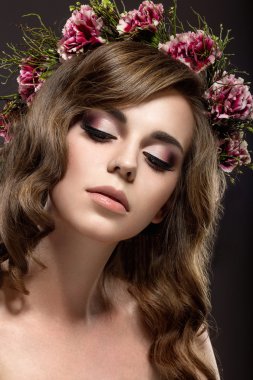 çelenk çiçek başında olan bir kadın