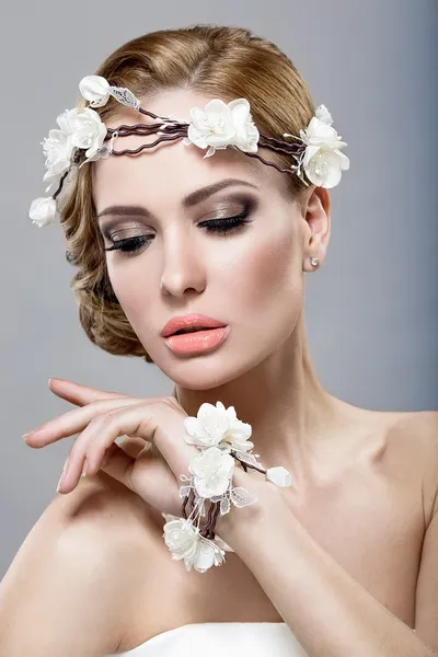 Uma mulher bonita com flores na cabeça — Fotografia de Stock