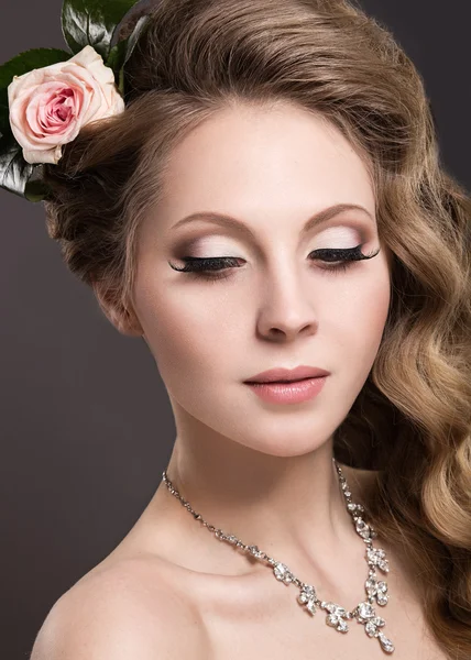 Eine schöne Frau mit Blumen auf dem Kopf — Stockfoto