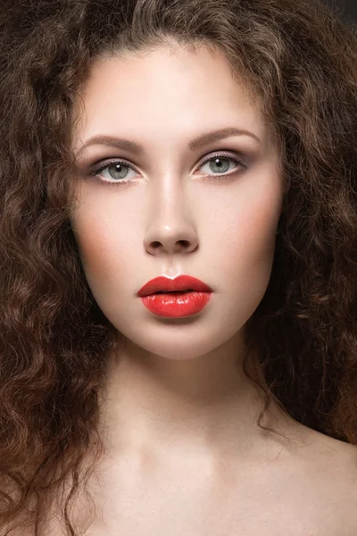 Meisje met perfecte huid en rode lippen — Stockfoto
