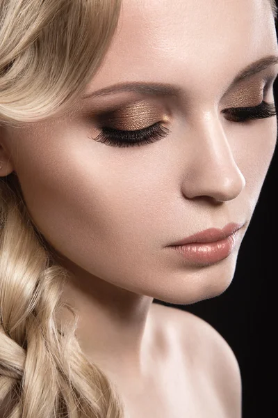 Vacker blond tjej med perfekt hud — Stockfoto