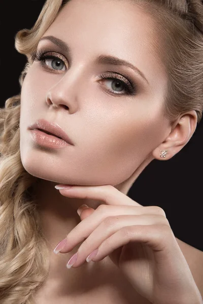 Beautiful blonde girl with perfect skin — Stock Photo, Image