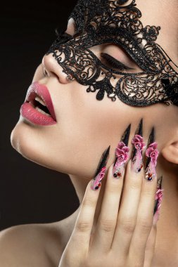 bir maske uzun tırnaklar ile güzel kız.