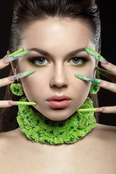Uzun yeşil tırnakları ve parlak makyaj güzel kız — Stok fotoğraf