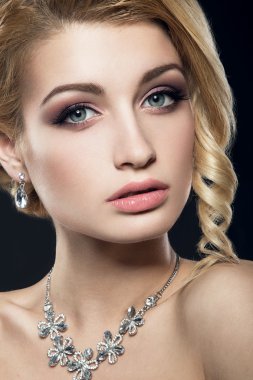 akşam makyaj ve saç modeli ile güzel bir kadın